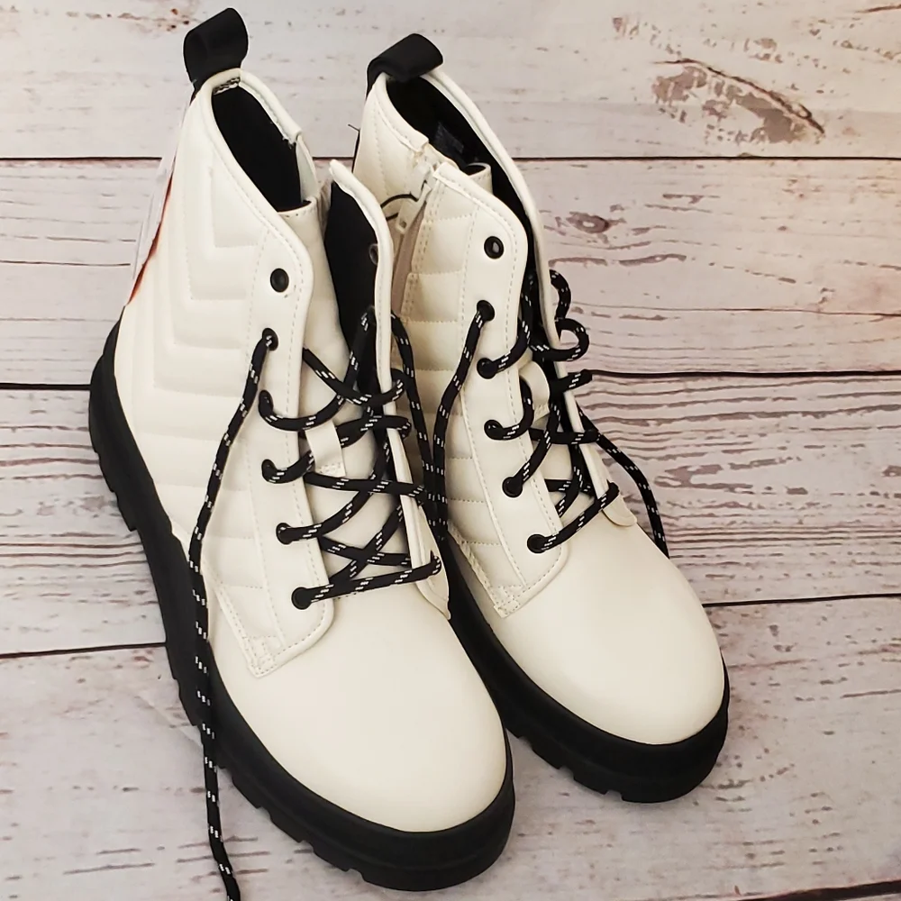 Wonder Nation girl's quilted combat boots with non-marking outsole ivory size 4